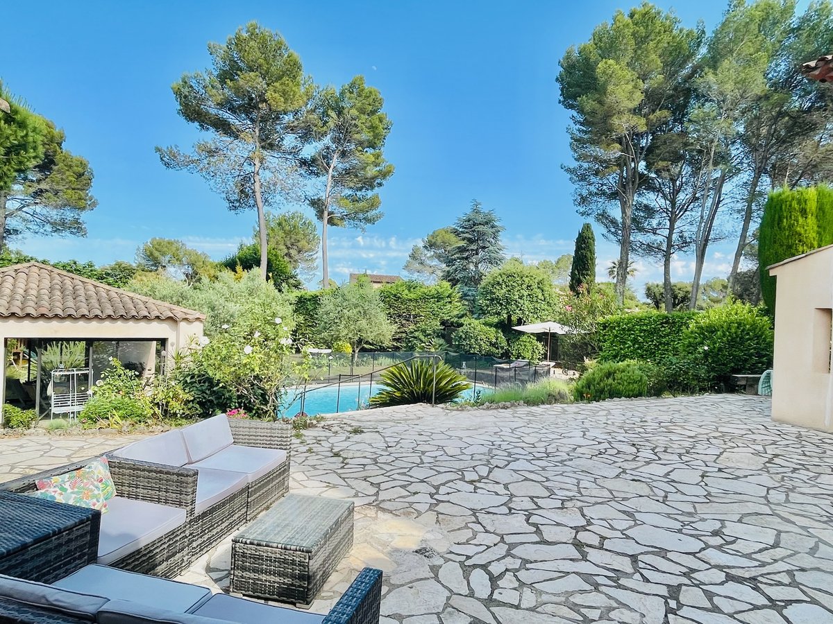 Villa Les Agapanthes - Terrasse et piscine entourées de pins parasols