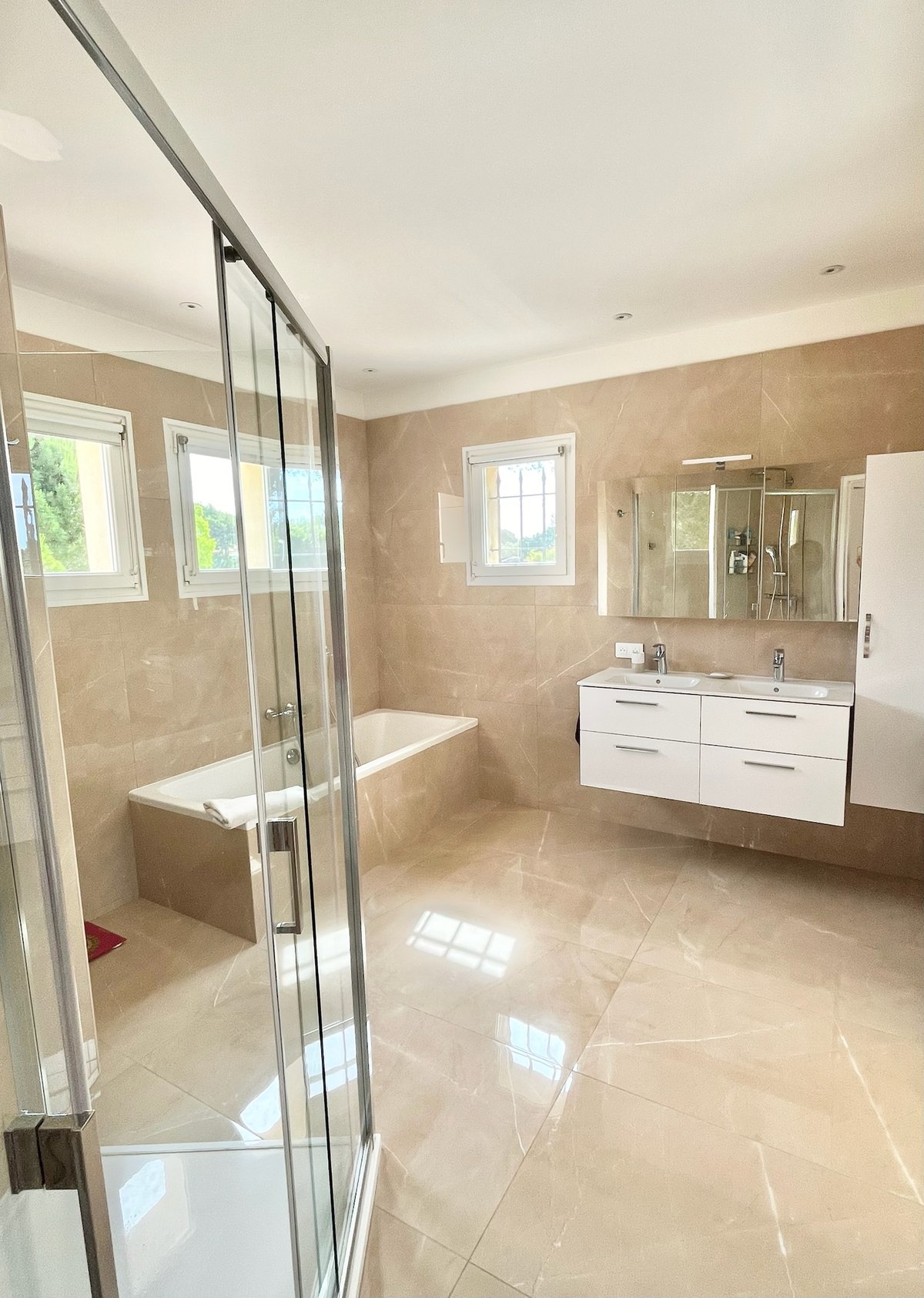Salle de bain en marbre beige